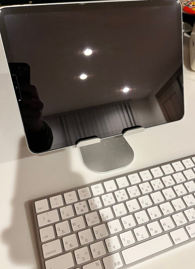 iPadとiPadスタンドとマジックキーボード